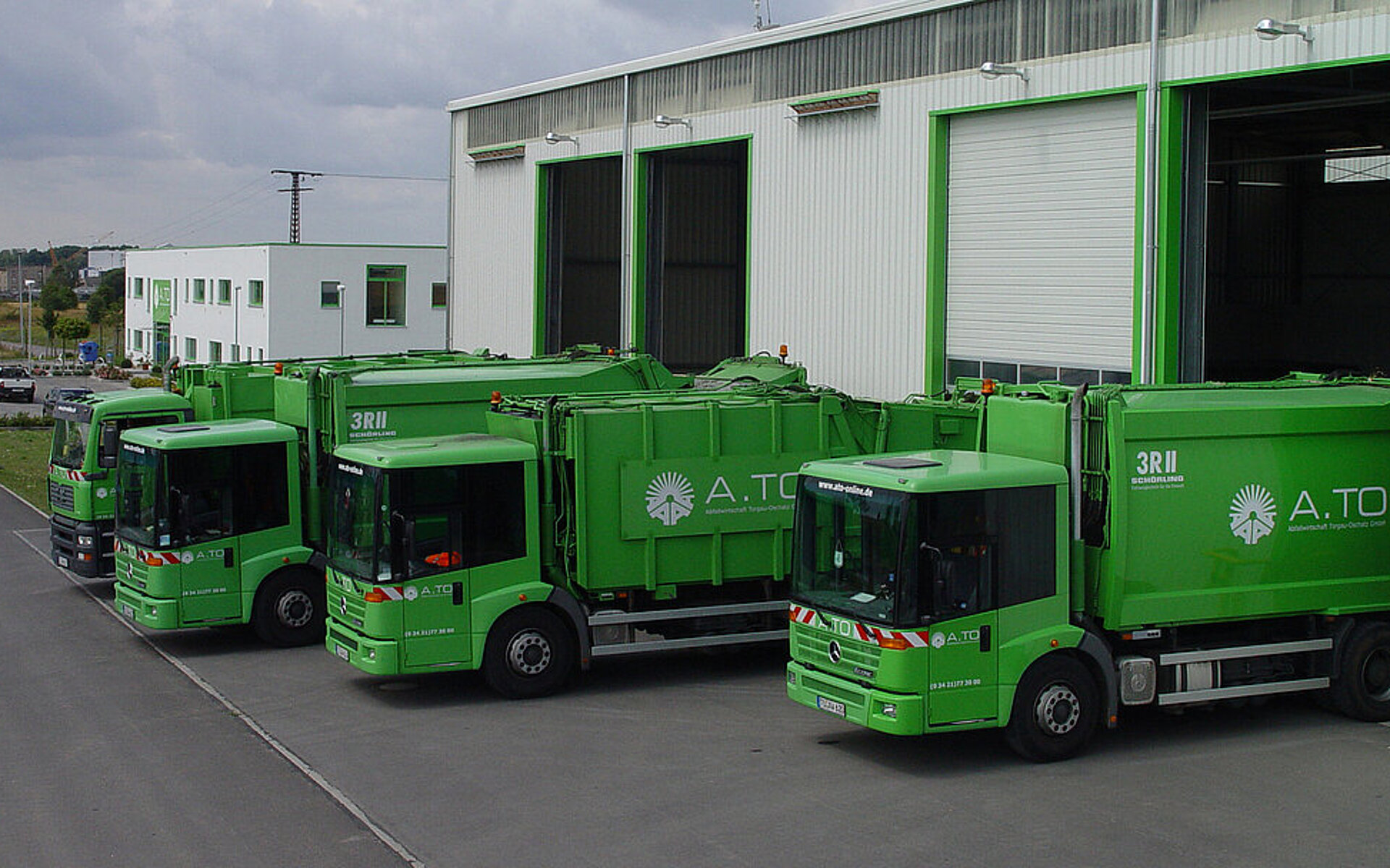4 Abfallsammelfahrzeuge der A.TO GmbH vor der Fahrzeughalle in Torgau