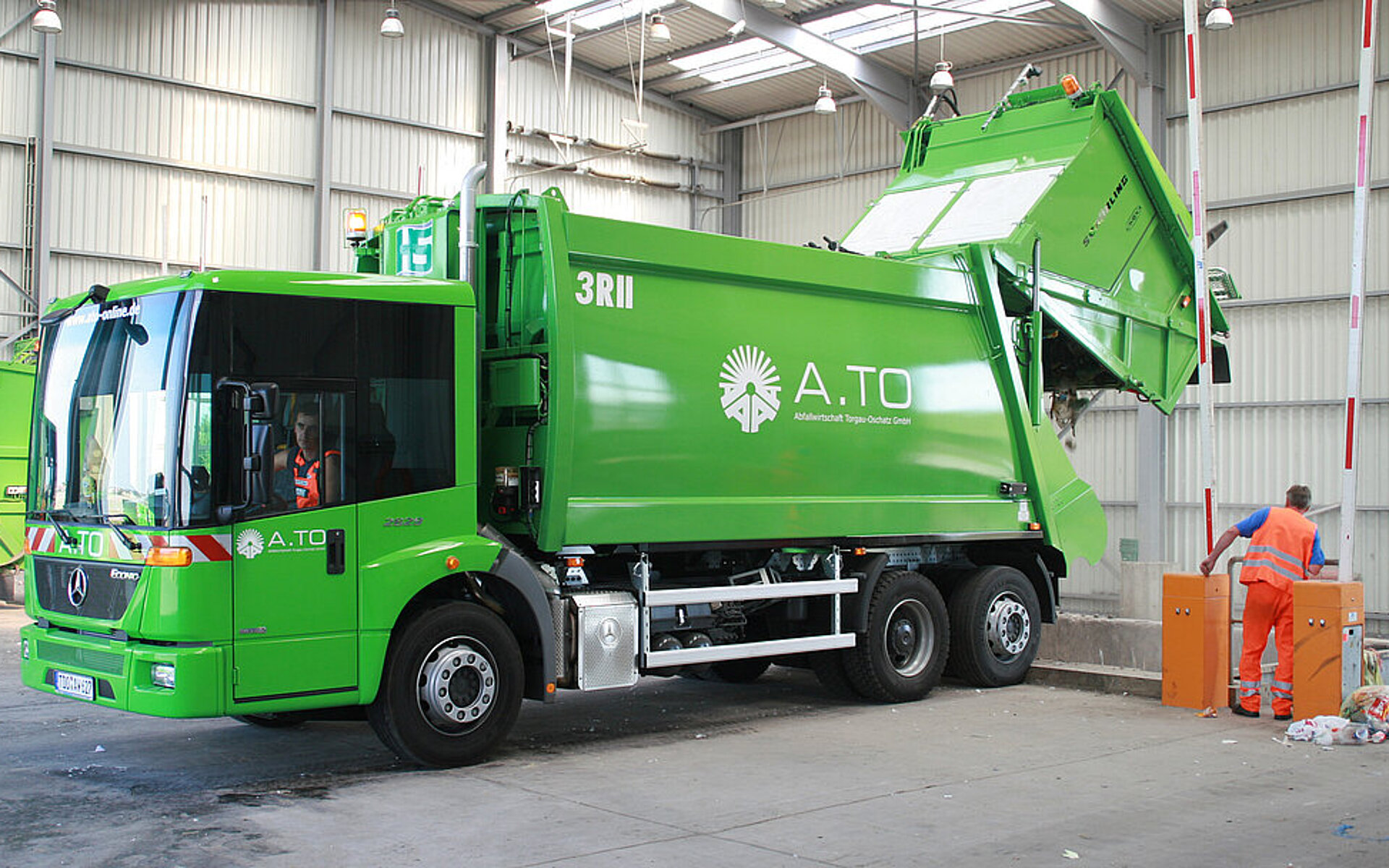 Fahrzeug der A.TO GmbH entleert die eingesammelte Fraktion in den Bunker der Abfallumladestation Torgau