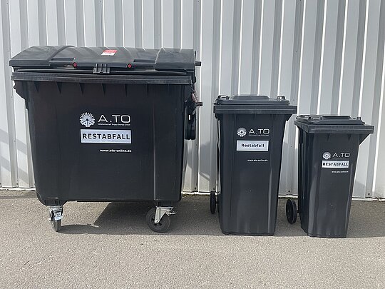 80-, 120-, 240-Liter- und 1.100-Liter-Restabfallbehälter Es sind Zweiradbehälter in verschiedenen Größen sowie 1.100-Liter-Vierradbehälter in schwarz abgebildet.